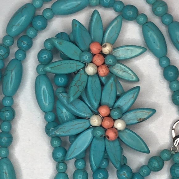 VTG Turquoise Color Double Stranded Beaded Choker Necklace - Flowers On The Side - Picture 5 of 7